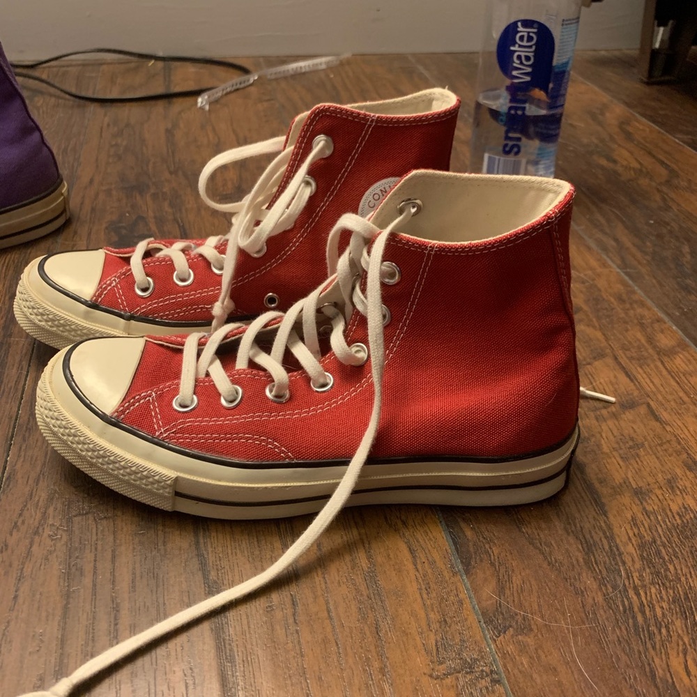 maroon converse !!